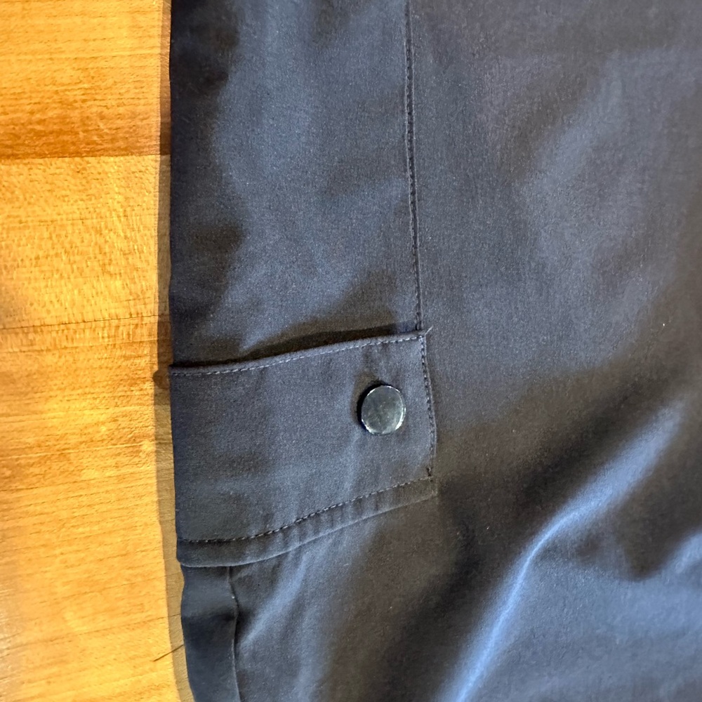 Chico’s Sz 2.5 Zenergy Black Cargo Pants with Button Details - Picture 5 of 7